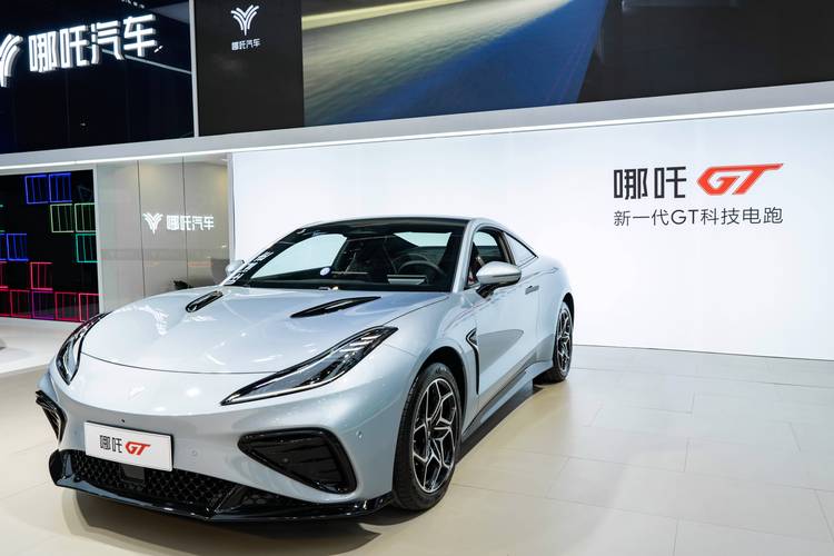 深圳301哪吒汽车在智能汽车领域的表现，领途汽车在新能源汽车市场中的影响力